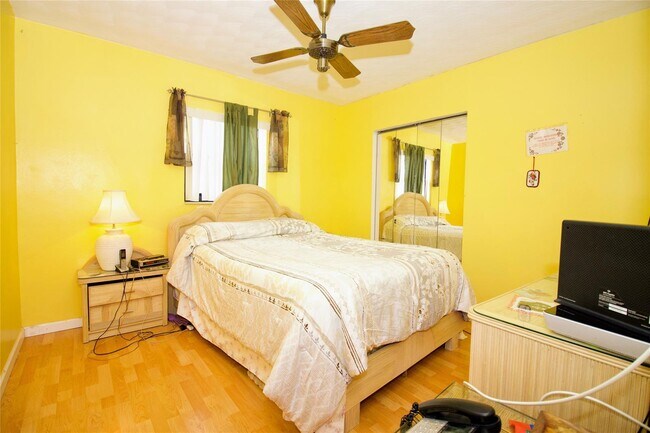 Foto del edificio - 240 NW 36th St