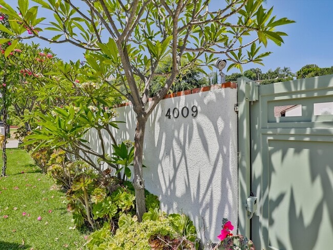 Foto del edificio - 4009 Beverly Glen Blvd