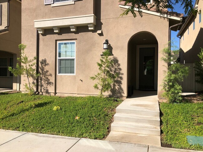Foto del edificio - Beautiful 4 Bed 3 Bath Home In Harmony Gro...