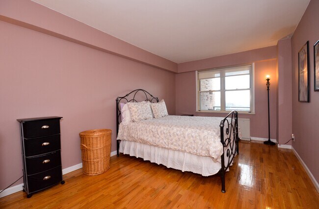 Foto del edificio - Large Rental West of Parkway