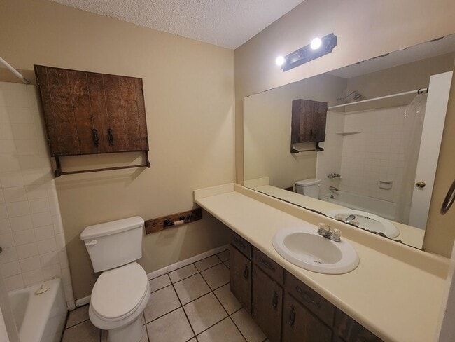 Building Photo - Home conveniently located