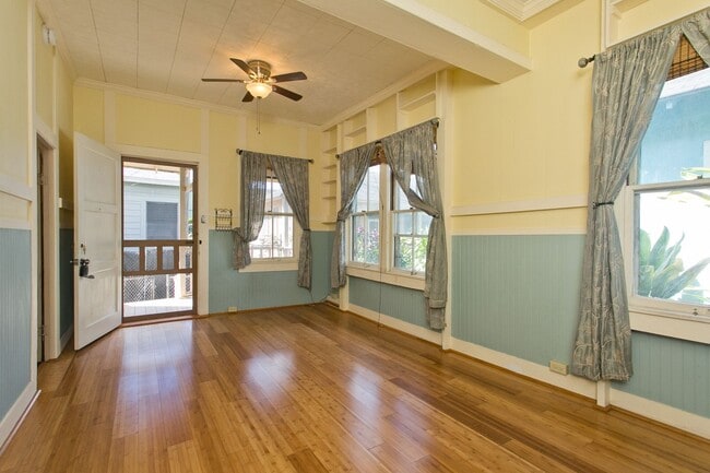 Building Photo - Cozy 2 BD Lower Kalihi NO PARKING