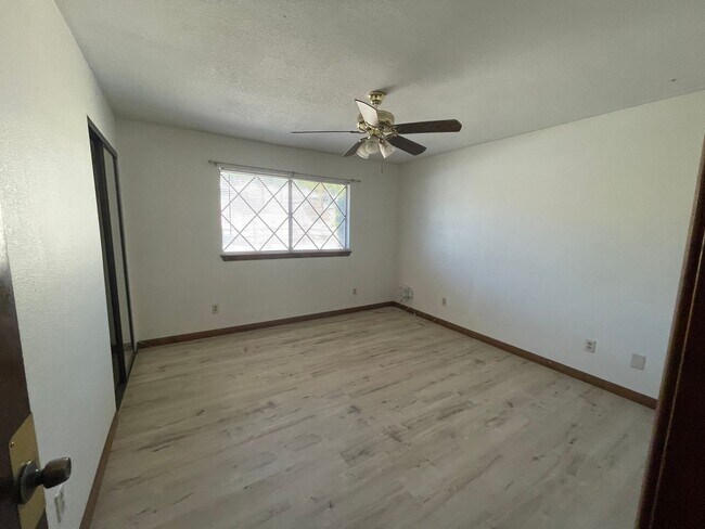 Building Photo - Golf Course- On The Mesa 3 Bedrooms, 2 Bathrooms, New Paint,
