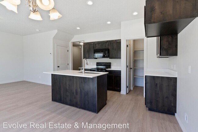 Foto del edificio - 4 br, 2.5 bath House - 744 N Old Fort Dr.