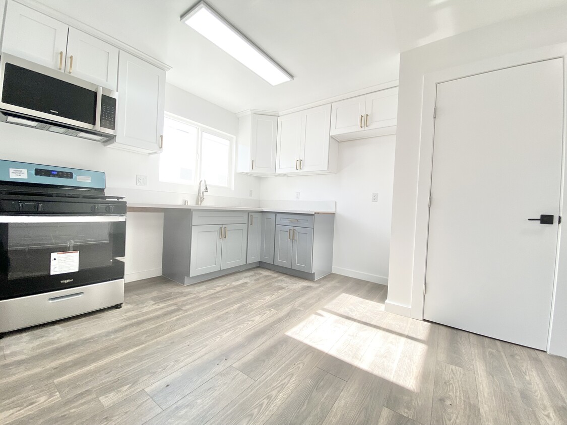 Primary Photo - 427 E 112th Street Los Angeles, CA 90061