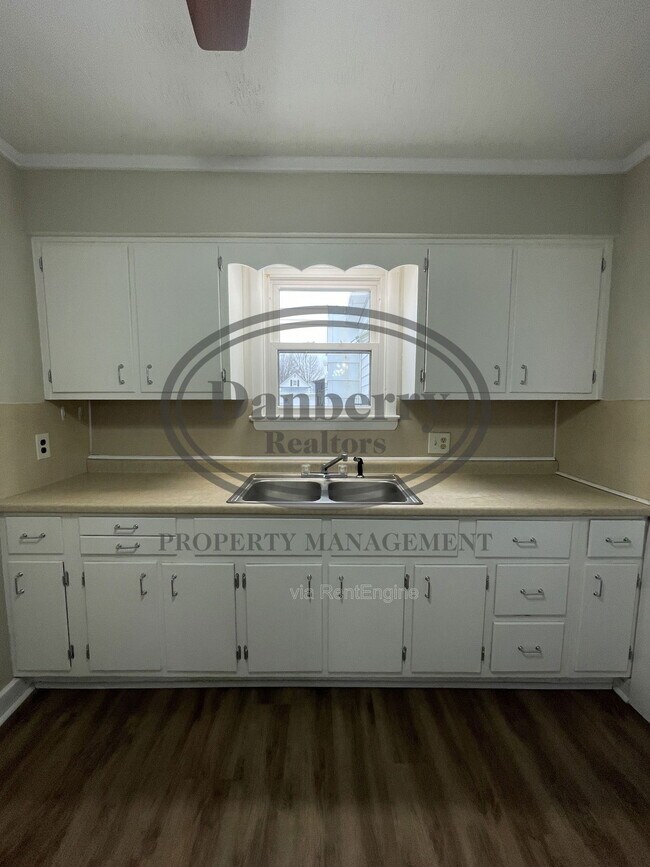 Foto del edificio - 220 N Main St