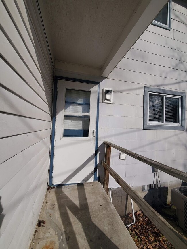 Building Photo - Absolutely Adorable two bedroom is move in...