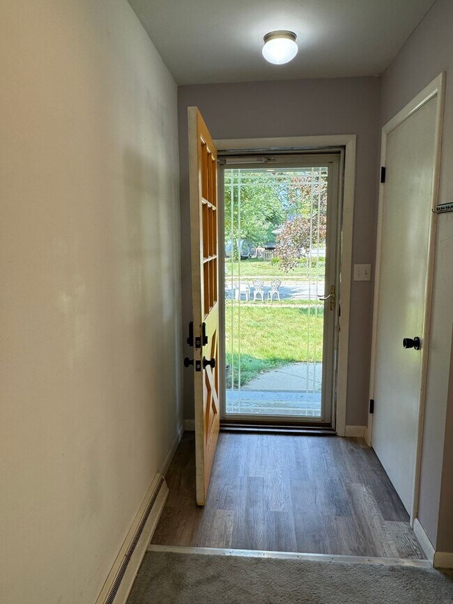 Foto del edificio - Charming 3-Bedroom Ranch in Ann Arbor | Fl...