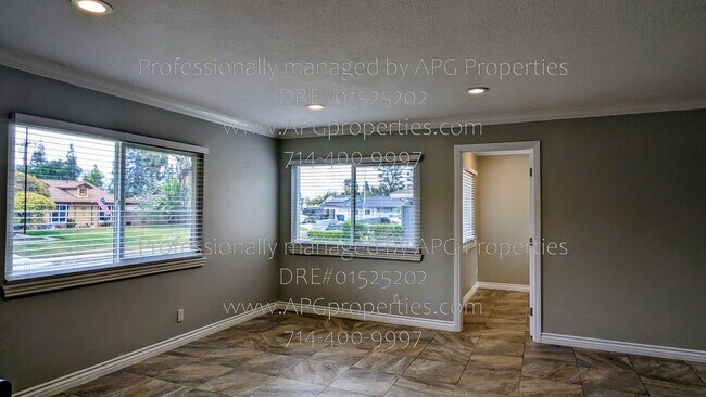 Foto del edificio - 15068 Mountain Spring St