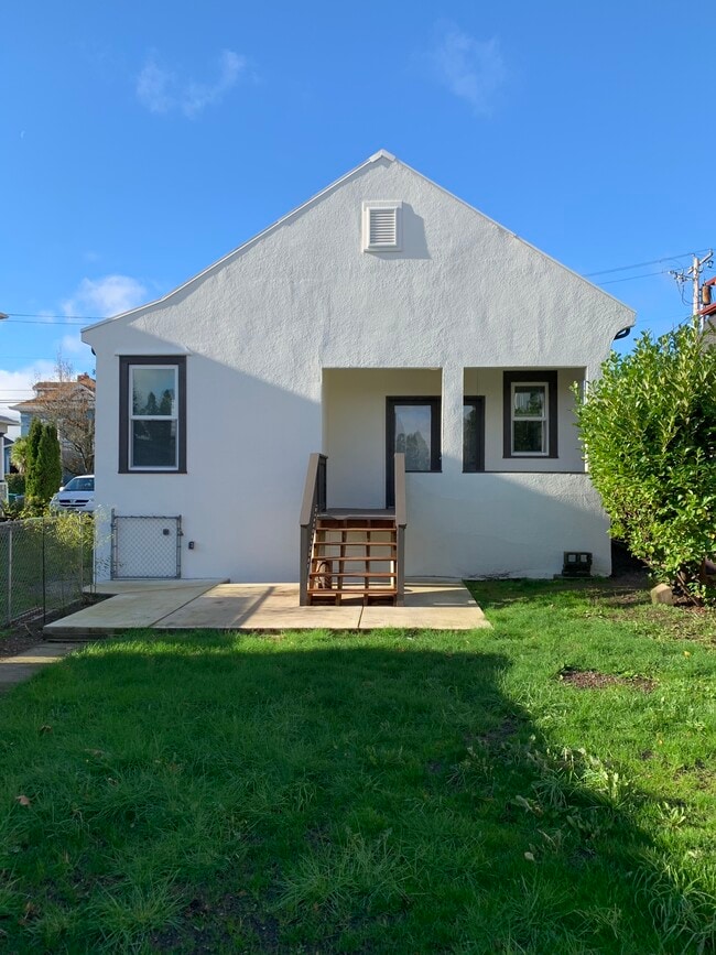 Building Photo - 626 Highland Ave