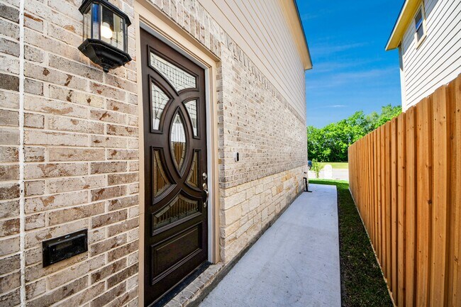 Building Photo - 8304 S Breeze Dr