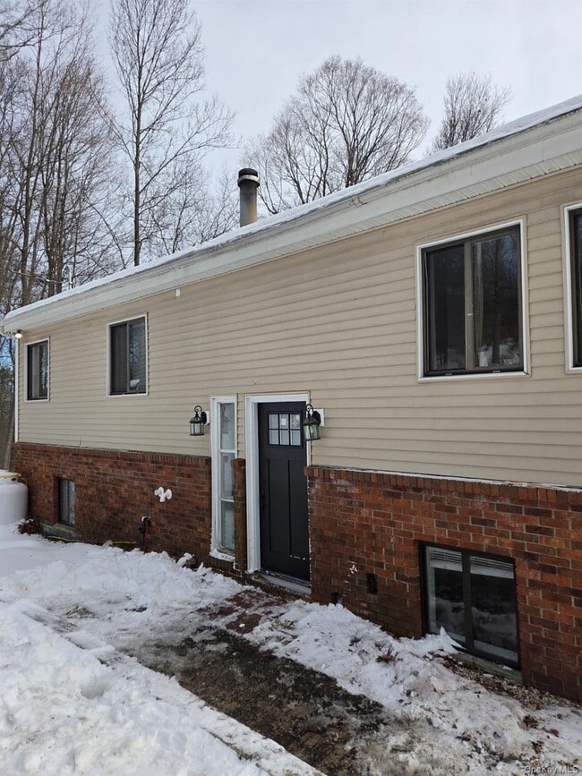 Building Photo - 135 Shawanga Lodge Rd