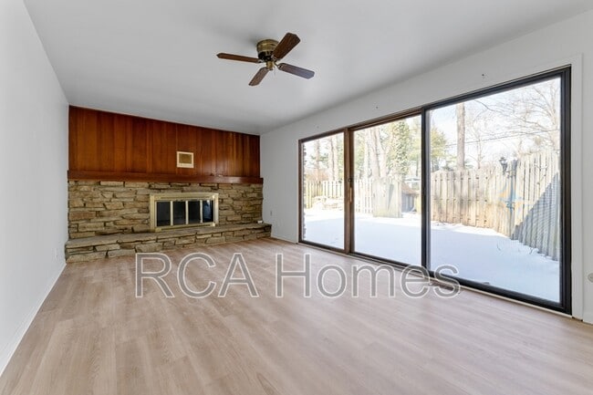 Foto del edificio - 423 Jenny Ln