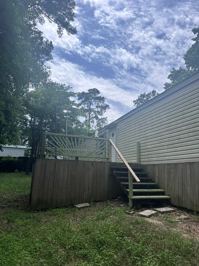 Building Photo - 20183 Lakeway Ln