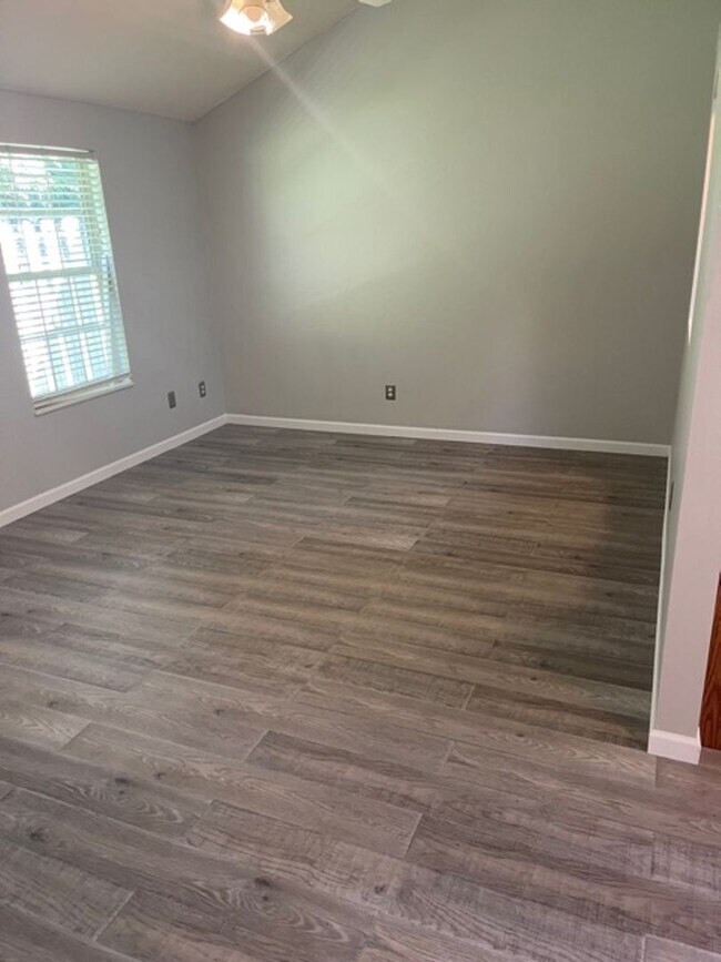 Building Photo - Knoxville 37912 - 2 Bedroom, 2 bath condo ...