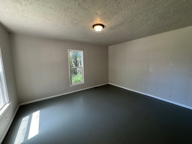 Building Photo - $795 - 2 bed 1 bath - Single Family Home