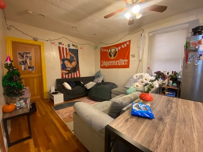 Building Photo - 127 Cedar St