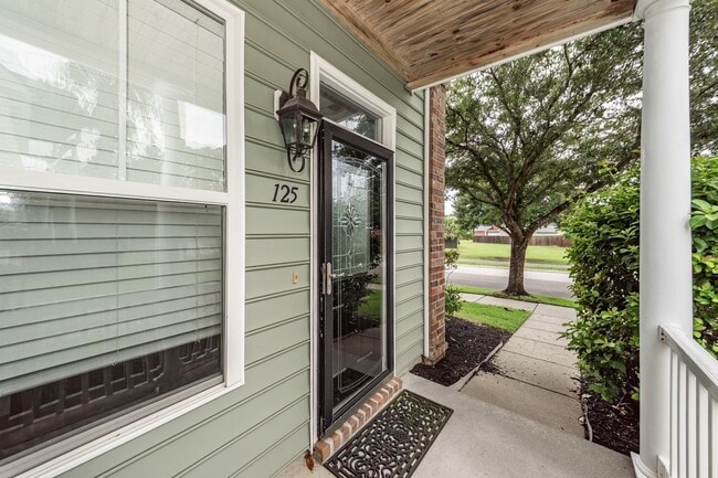 Foto del edificio - 4 Bedroom, 2.5 Bathroom Home in Reminisce ...