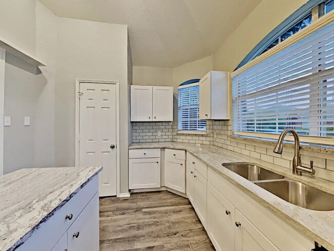 Foto del edificio - 2408 Baretta Dr