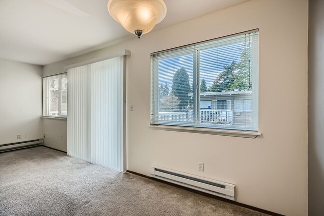 Building Photo - Fabulous Top Floor End Unit 1 Bed 1 Bath N...