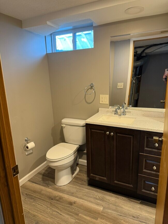 Baño de 3/4 - 1403 Ruby Ave