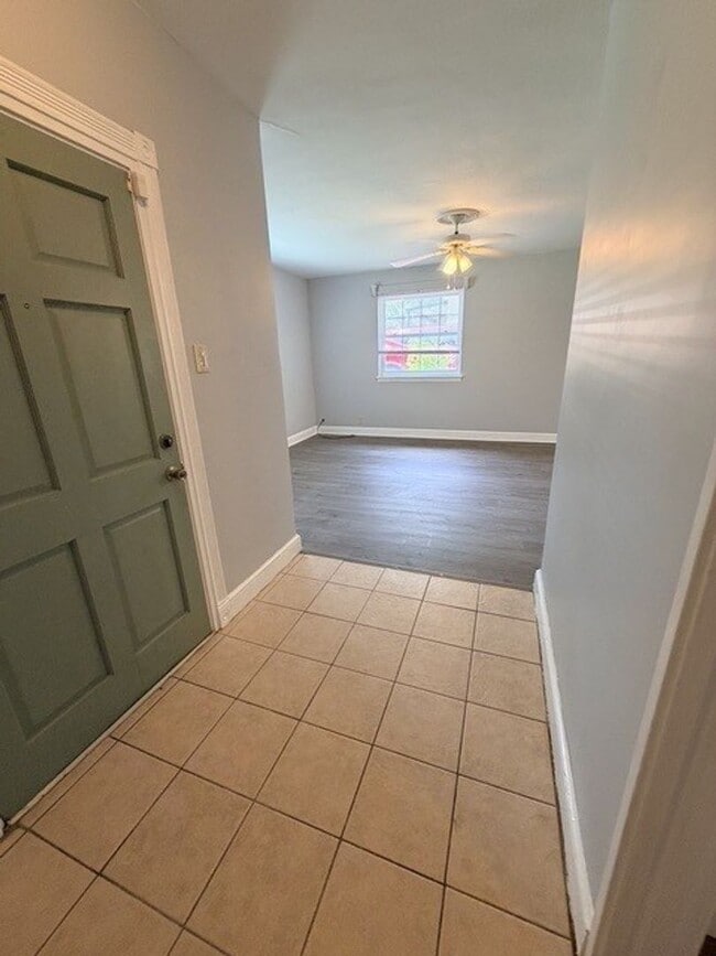 Building Photo - 302 Bowles Ave