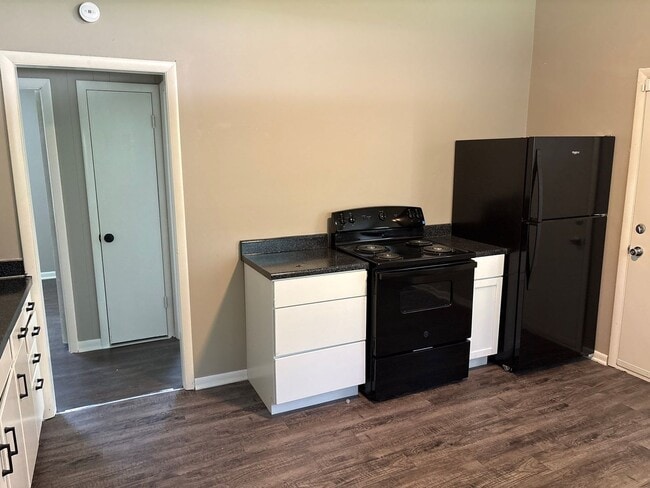Building Photo - NO SECURITY DEPOSIT for OCTOBER Move-In! B...