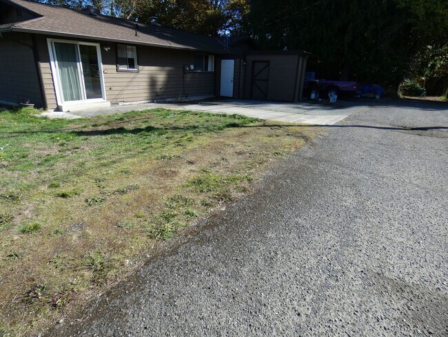Foto del edificio - APPLICATION PENDING - Tastefully Maintained Charmer