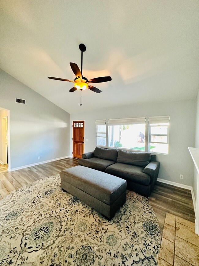 Building Photo - Welcome To Your Upgraded Oak View Home!