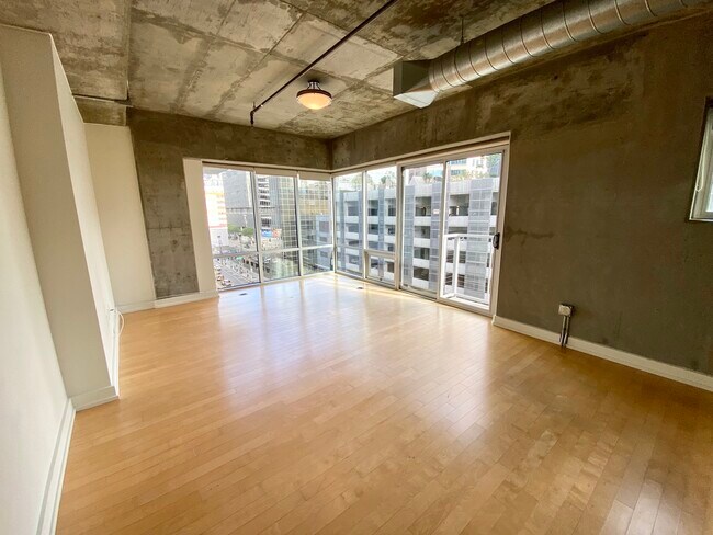 Foto del edificio - 645 W 9th St