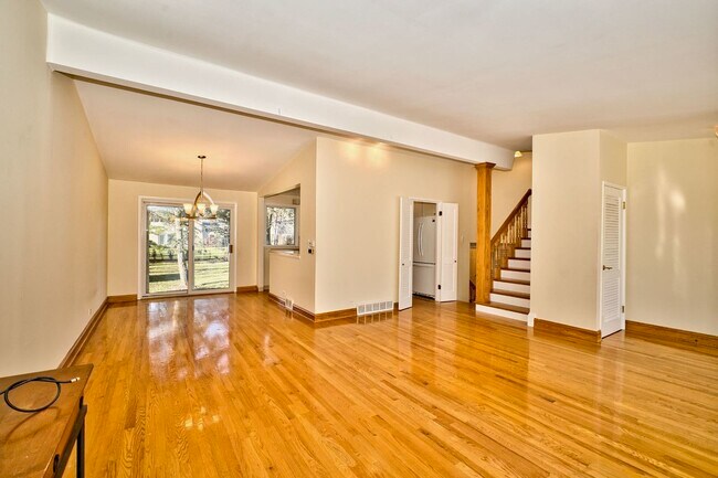 Building Photo - 612 Fairway Dr