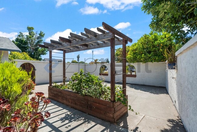 Building Photo - Unit