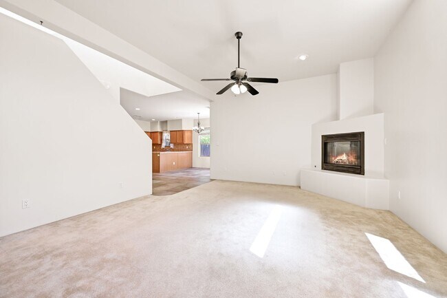 Foto del edificio - 1 MO. FREE RENT WITH 2 YR. LEASE!  Bright Tierra Contenta Retreat