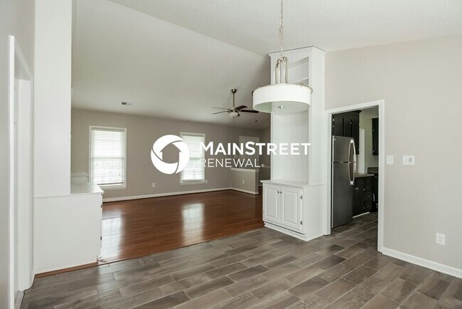 Building Photo - 4 Bedroom Pet-Friendly Home in Charlotte, NC with Main Street Renewal