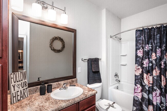2HAB, 2BA - 1086SF Cuarto de baño - Overlook at Stone Oak Park Apartments