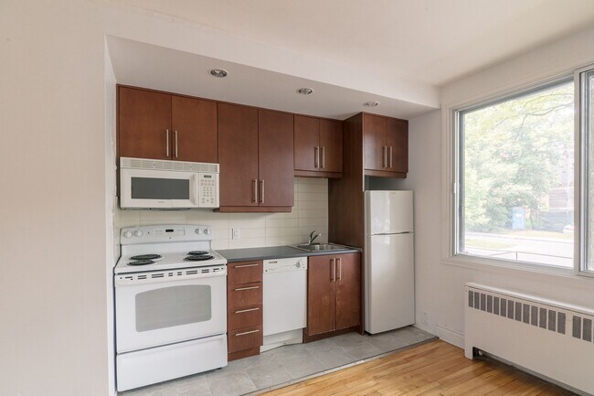 Building Photo - 3010 Av. Van Horne