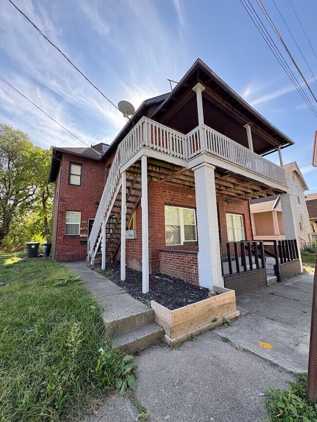 Building Photo - Three bedroom one bathroom apartment for rent