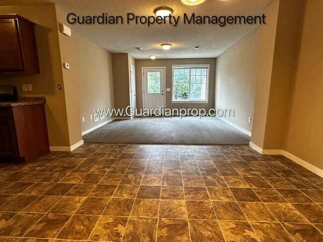 Foto del edificio - Brooklyn Park Town Home, 2 Car Garage, Dis...