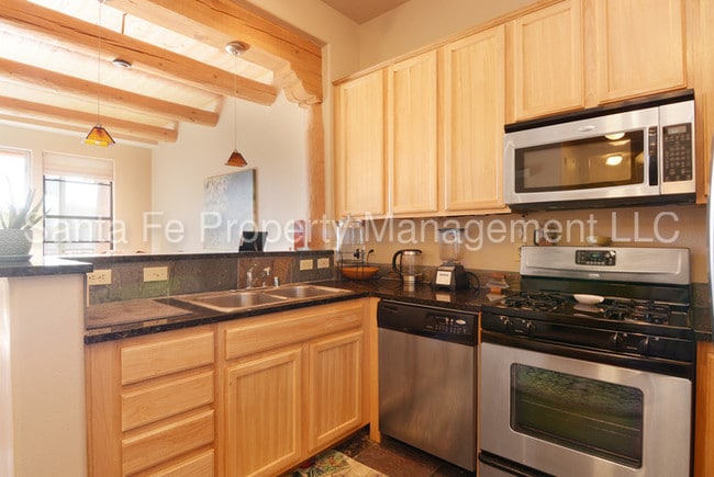 Building Photo - Highly Desirable Alameda Compound Condo!