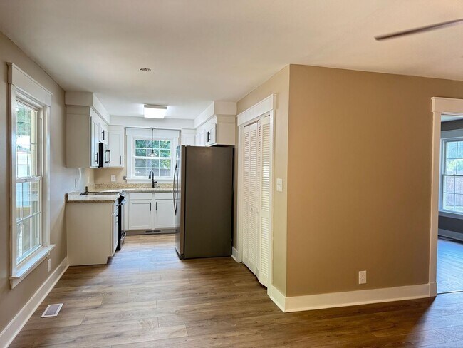 Building Photo - Great Location! 3Bd/2Ba Remodeled Home on ...