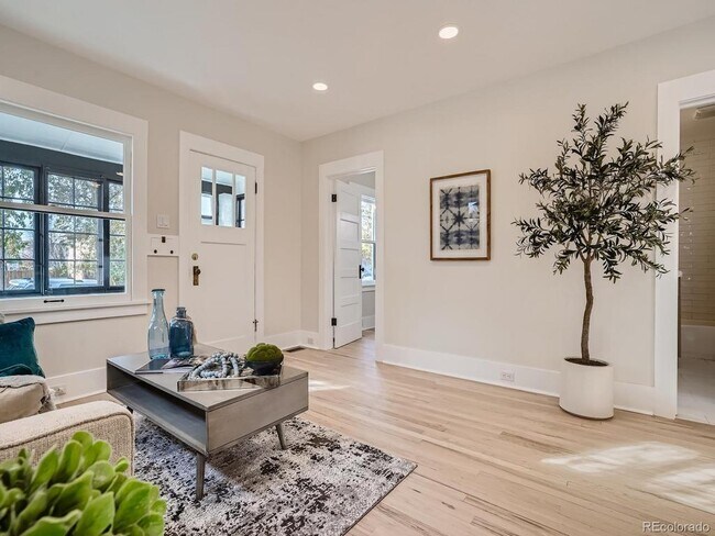 Building Photo - South Broadway Bungalow