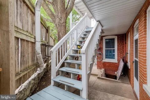 pasos al 2do apto - 562 W Orange St