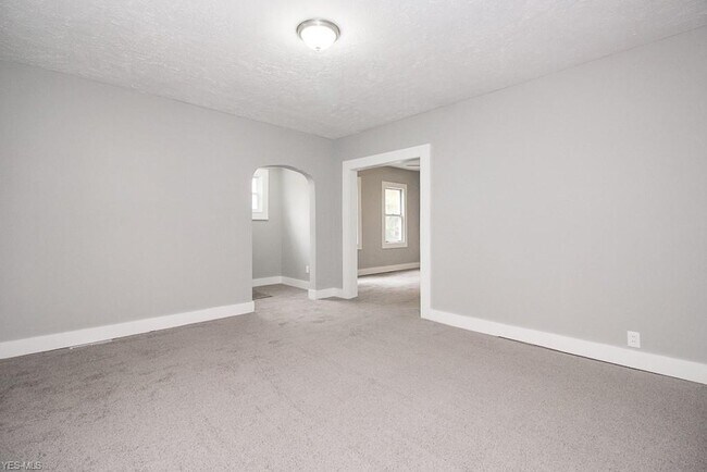 Building Photo - 2115 W 96th St