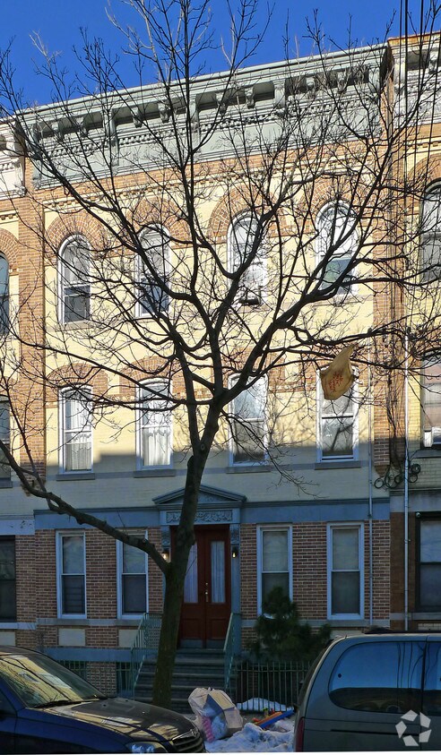 Primary Photo - 18-69 Madison St