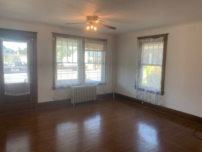 Foto del edificio - 3 Bedroom House with Shared Yard-Dallastow...