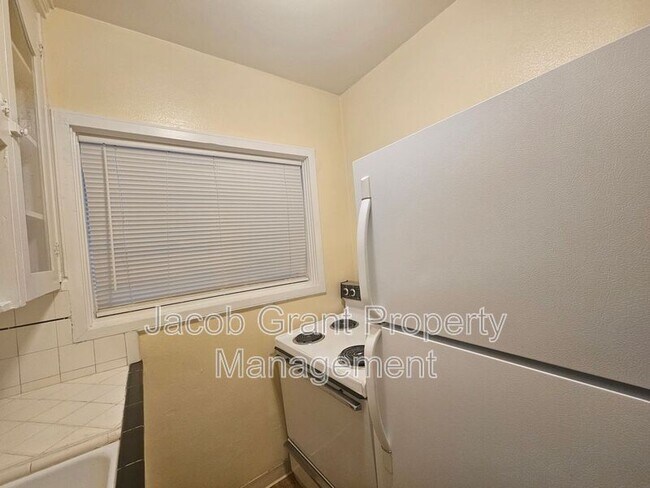 Building Photo - 676 Memorial Dr