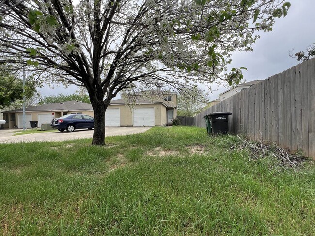Building Photo - Super Affordable 3 bedroom, 2.5 bathroom w...