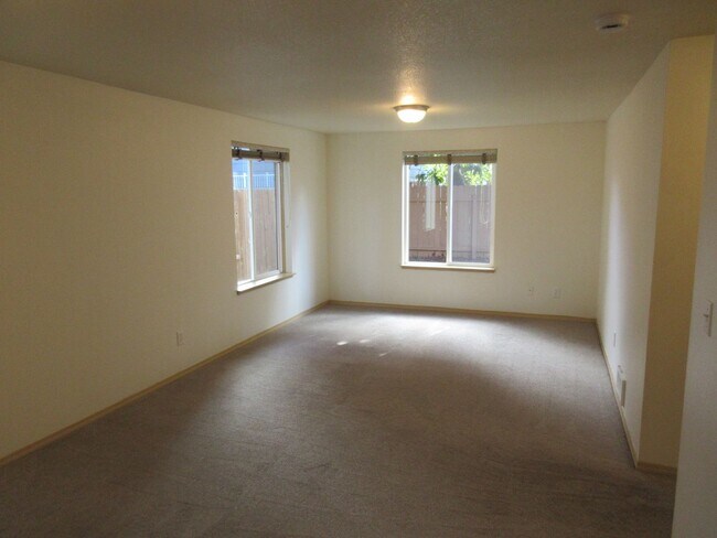 Foto del edificio - Large Three Bedroom Home, Landscaping Prov...