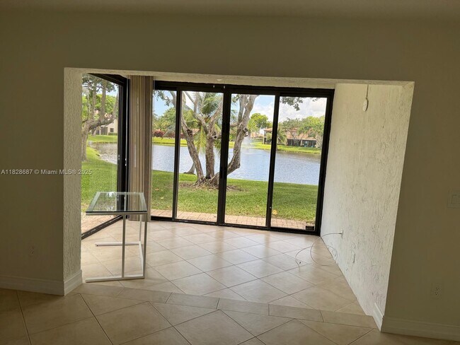 Building Photo - 9293 Vista Del Lago
