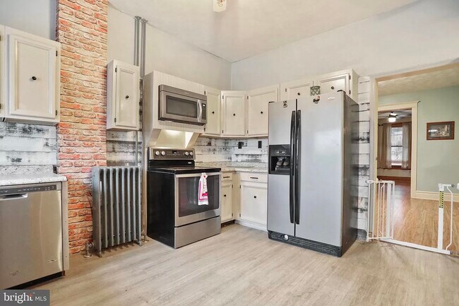 Foto del edificio - Huge 4 bedroom 2 bath two bonus rooms. MUS...